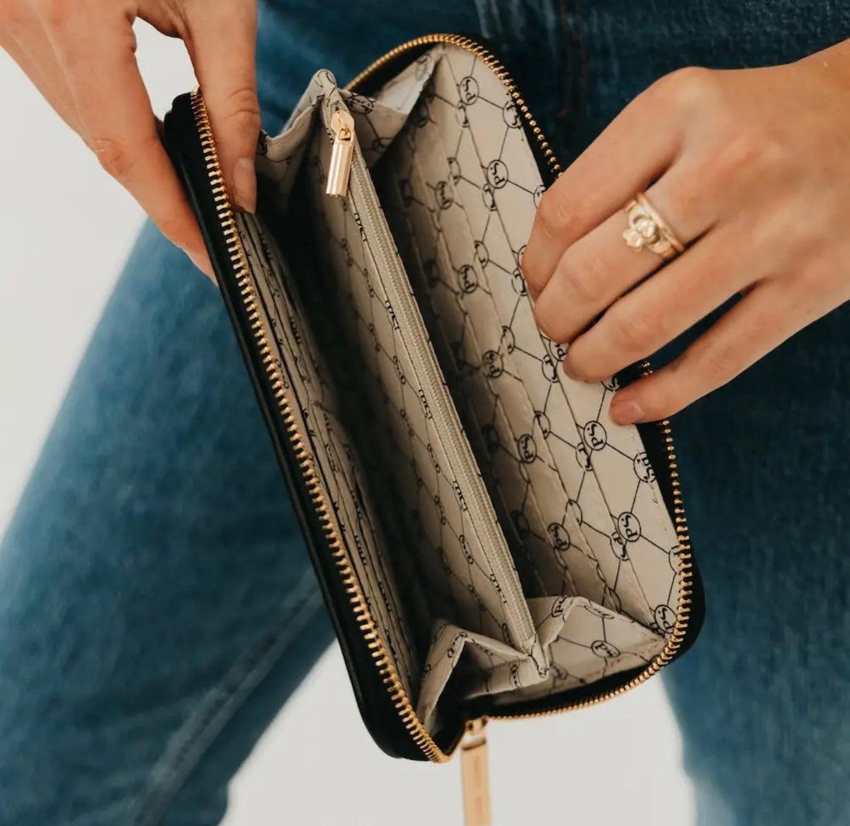The Delilah Woven Wallet