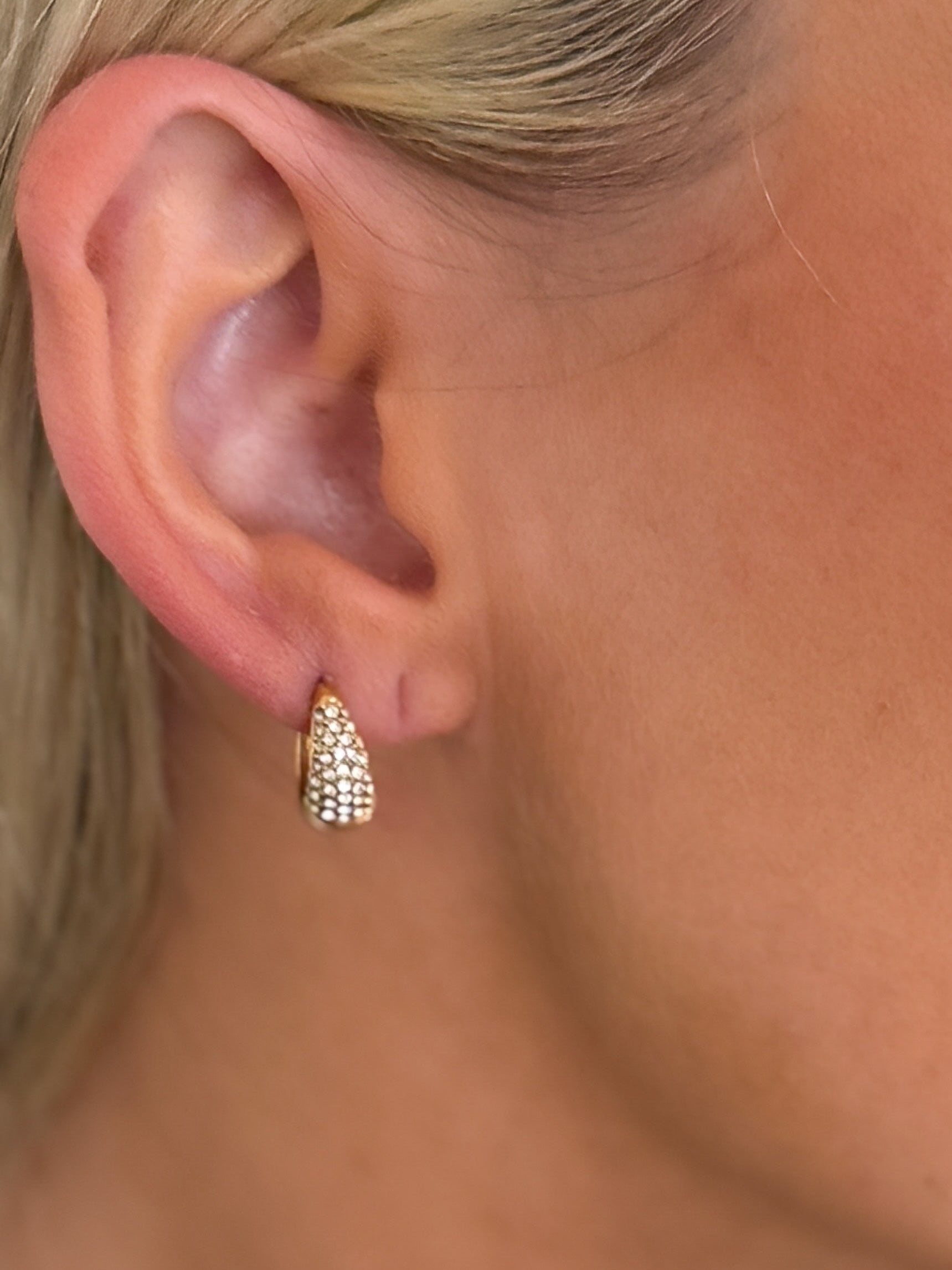 THE DAINTY DIAMOND HUGGIES